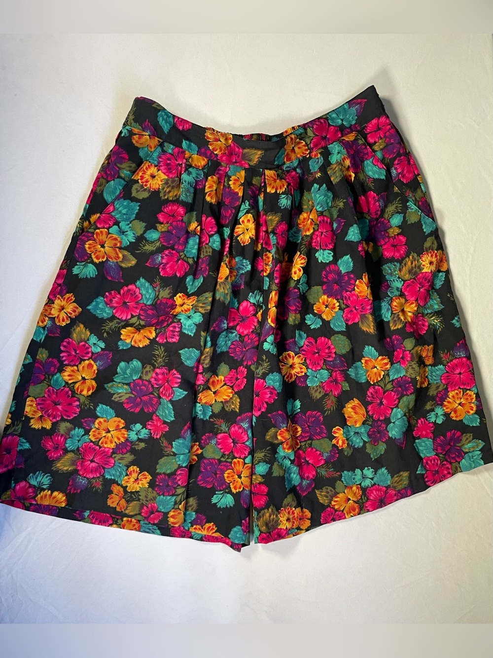 90s Vintage Cristin Stevens Black Floral Wide Leg Culottes Shorts Women Tropical